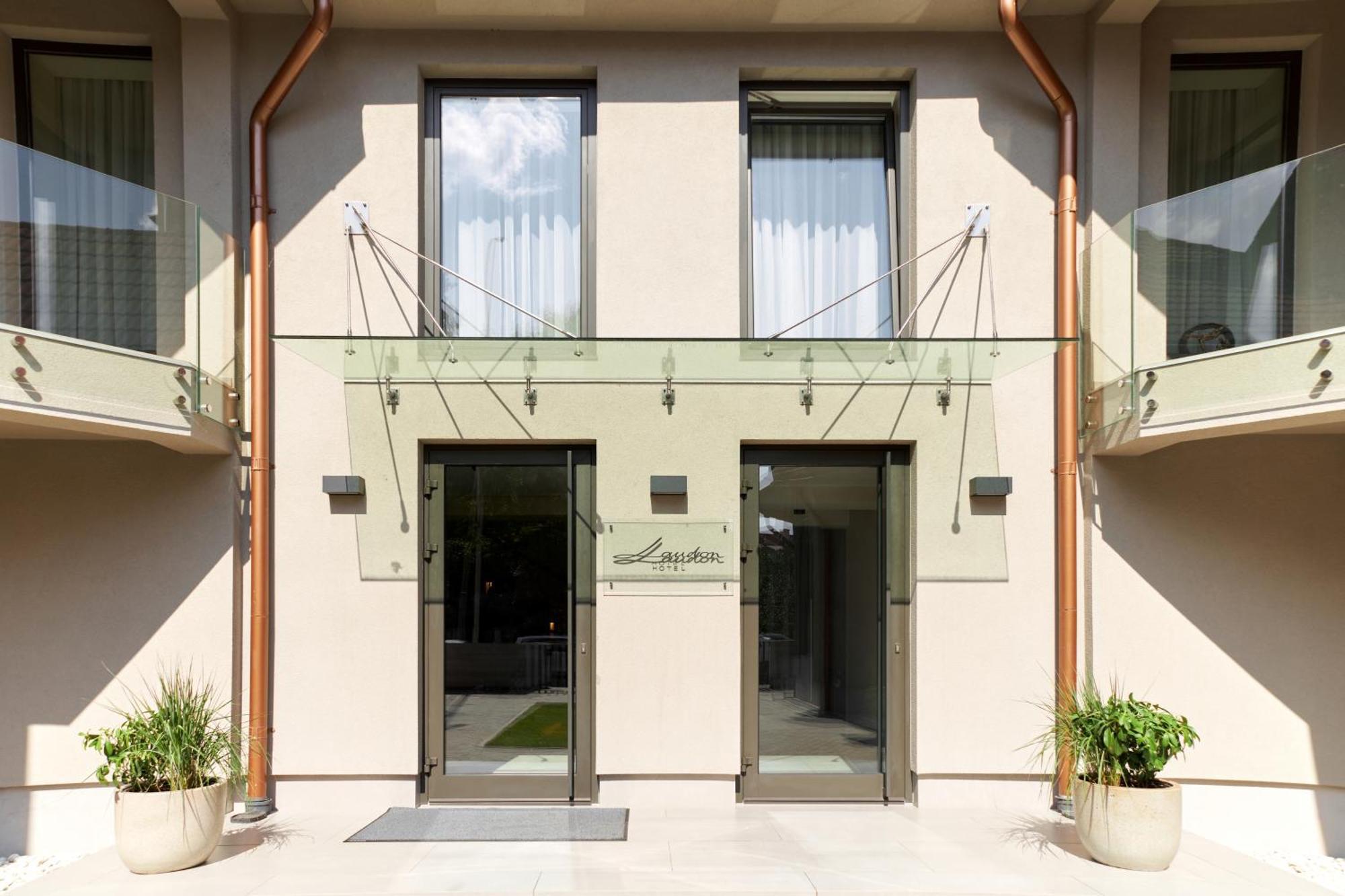 Hotel Laudon Uschhorod Exterior foto
