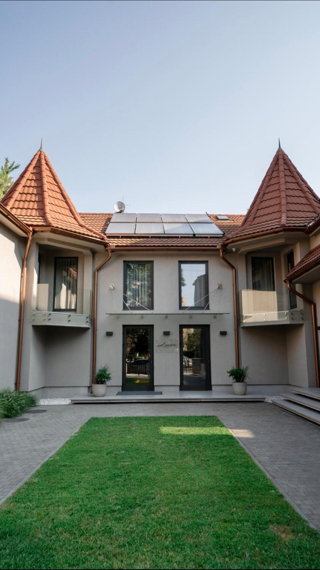 Hotel Laudon Uschhorod Exterior foto